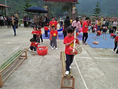 Tập trung cao độ để gánh đồ đi qua cầu Tập trung cao độ để gánh đồ đi qua cầu