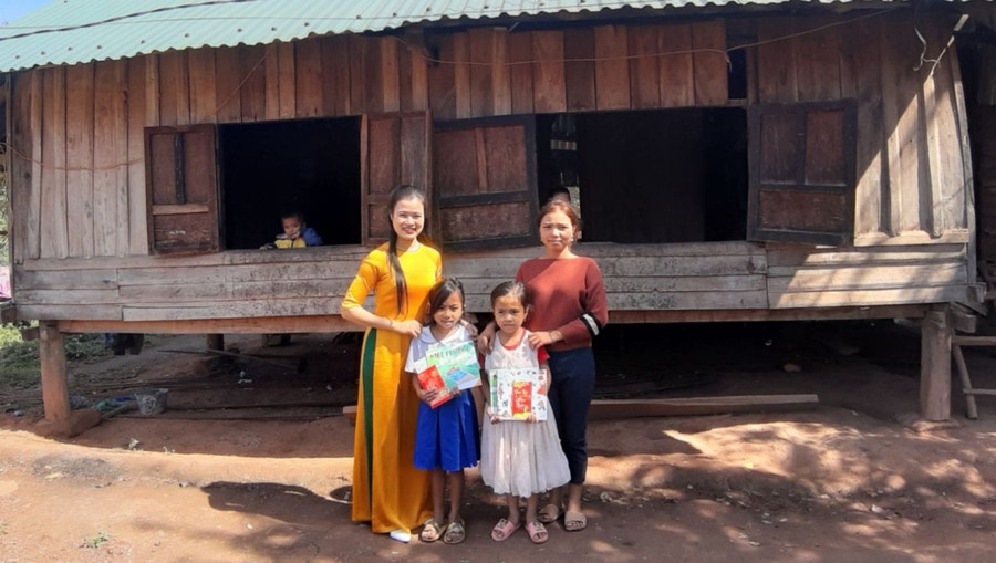 Giáo viên Trường Tiểu học và THCS A Xing đến nhà tặng sách cho học sinh. Giáo viên Trường Tiểu học và THCS A Xing đến nhà tặng sách cho học sinh.