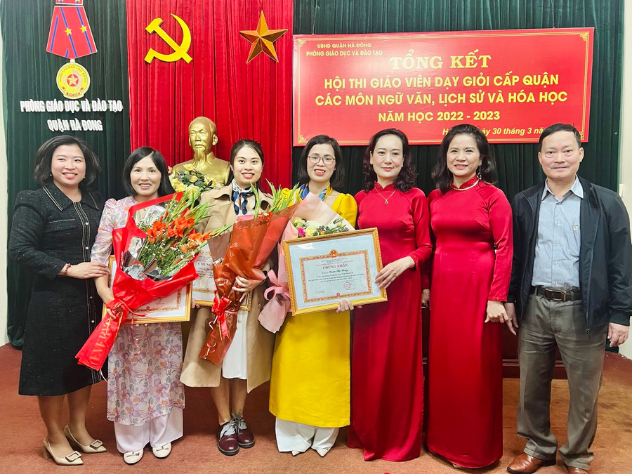 Cô Doãn Thị Dung (giữa) – Tổng phụ trách Đội Trường THCS Trần Đăng Ninh. Ảnh: TG Cô Doãn Thị Dung (giữa) – Tổng phụ trách Đội Trường THCS Trần Đăng Ninh. Ảnh: TG