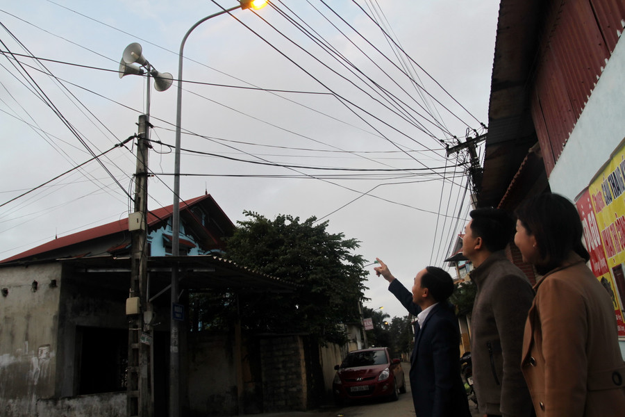 “Tiếng trống học bài” là hiệu lệnh học tập được truyền tải qua hệ thống loa truyền thanh trong xã. Ảnh: Lan Anh “Tiếng trống học bài” là hiệu lệnh học tập được truyền tải qua hệ thống loa truyền thanh trong xã. Ảnh: Lan Anh