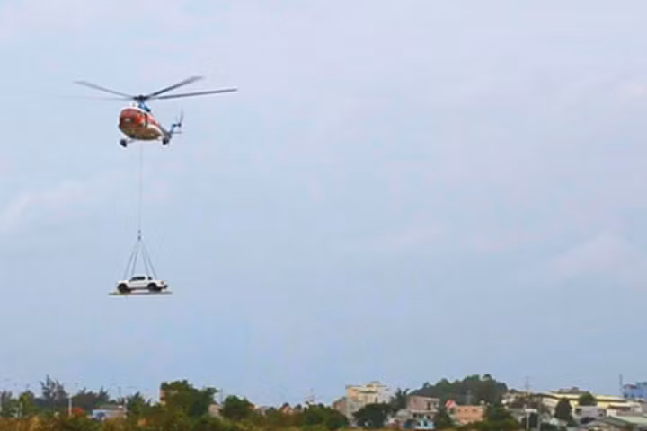 Ngỡ ngàng 3 trực thăng cẩu ô tô bay trên trời