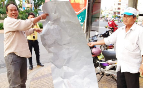 Hai mẹ con suýt chết vì tôn từ biển quảng cáo bay ra đường - Ảnh 1 Hai me con suyt chet vi ton tu bien quang cao bay ra duong - Anh 1