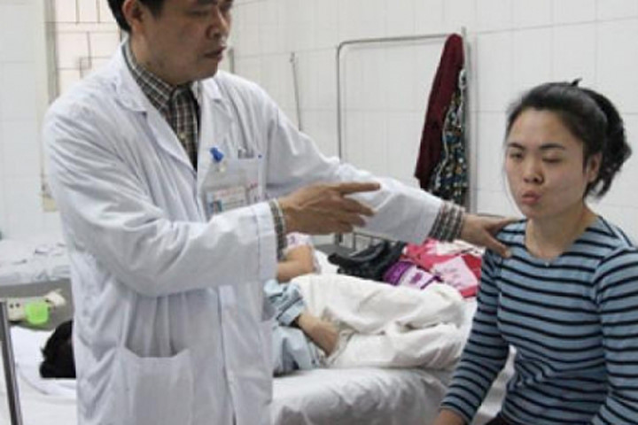 Vừa ngủ dậy người đàn ông đã bị liệt mặt, méo mồm vì lý do ít ai ngờ tới