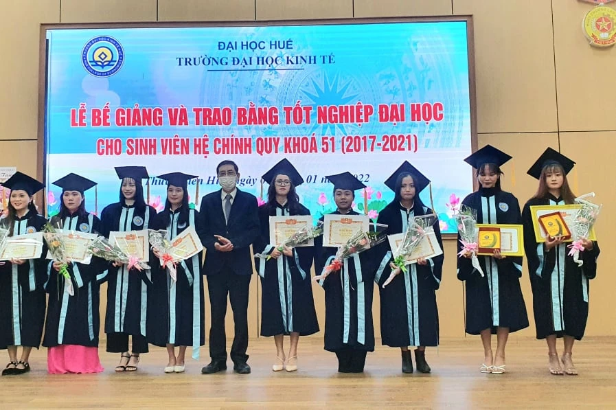 Trường Đại học Kinh Huế tế trao bằng thạc sĩ, cử nhân cho hơn 800 học viên.