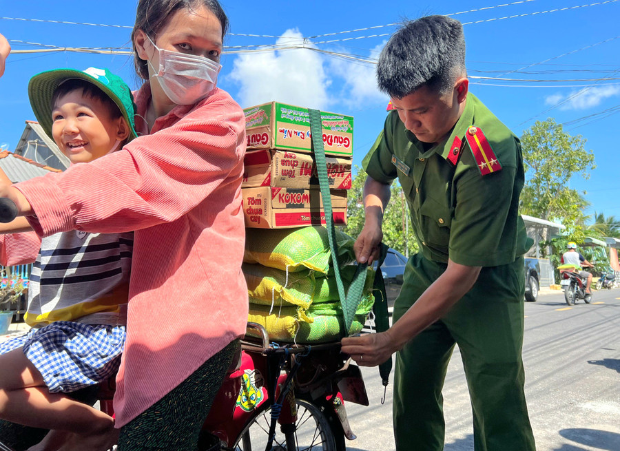 Giúp dân mang quà về nhà an toàn. Giúp dân mang quà về nhà an toàn.