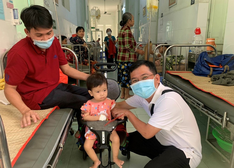 Thầy Long tặng quà cho trẻ em tại bệnh viện Nhi đồng 2 (TPHCM).