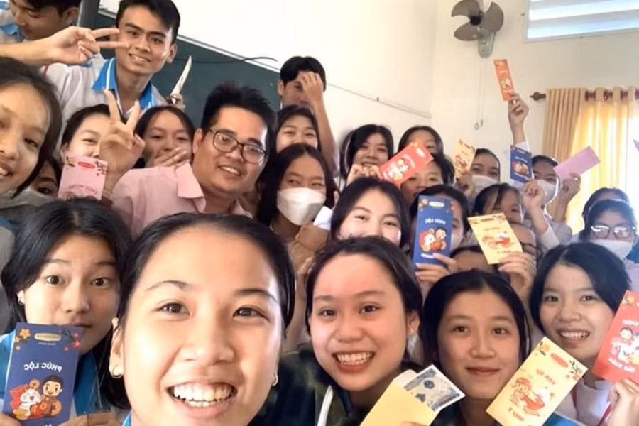Thầy Hồ Việt Khoa, giáo viên Trường THPT Đầm Dơi (Cà Mau) lì xì cho học sinh. Ảnh: NVCC