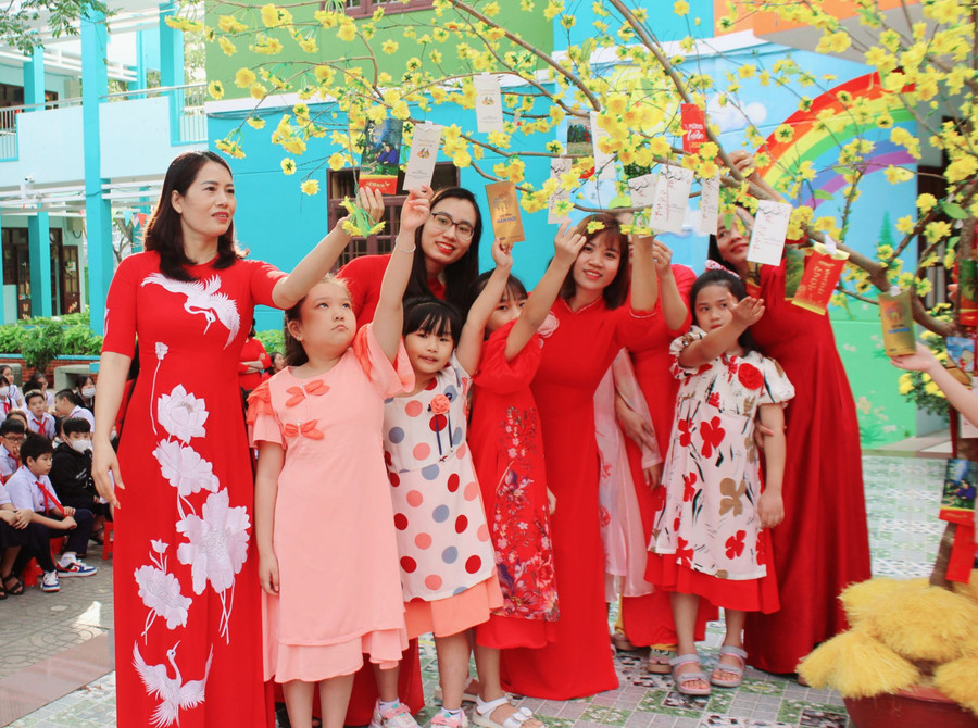 Cô trò Trường Tiểu Học Nguyễn Viết Xuân (Bà Rịa - Vũng Tàu) hái lộc đầu Xuân trong ngày đầu năm mới. Ảnh: INT Cô trò Trường Tiểu Học Nguyễn Viết Xuân (Bà Rịa - Vũng Tàu) hái lộc đầu Xuân trong ngày đầu năm mới. Ảnh: INT