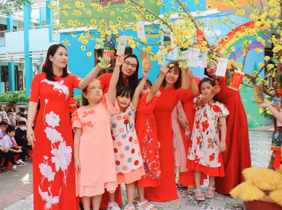 Cô trò Trường Tiểu Học Nguyễn Viết Xuân (Bà Rịa - Vũng Tàu) hái lộc đầu Xuân trong ngày đầu năm mới. Ảnh: INT