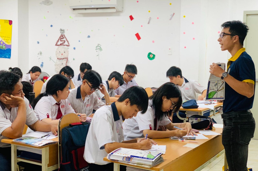 Học sinh phổ thông nghe chuyên viên tuyển sinh Trường ĐH Gia Định tư vấn ngành nghề. Học sinh phổ thông nghe chuyên viên tuyển sinh Trường ĐH Gia Định tư vấn ngành nghề.