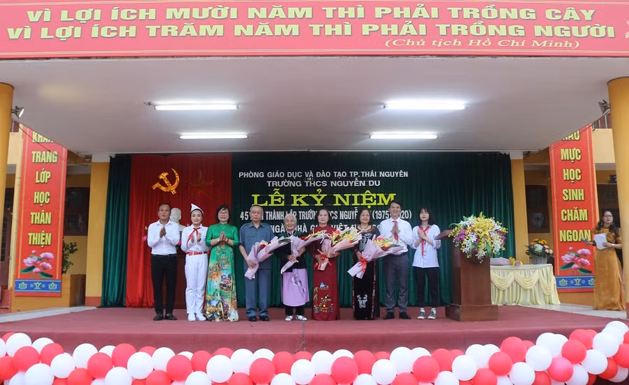 Thầy cô giáo và học sinh tặng hoa tri ân các thế hệ thầy cô giáo từng công tác, giảng dạy tai nhà trường