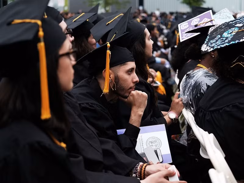 Covid-19 khiến nhiều học sinh trung học phổ thông tại Mỹ thay đổi đáng kể kỳ vọng của họ về tương lai. Ảnh: Businessinsider