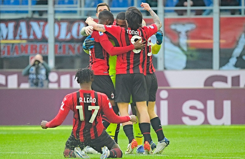 Các cầu thủ AC Milan ăn mừng ngôi đầu bảng sau chiến thắng 1-0 trước Samporia. Các cầu thủ AC Milan ăn mừng ngôi đầu bảng sau chiến thắng 1-0 trước Samporia.