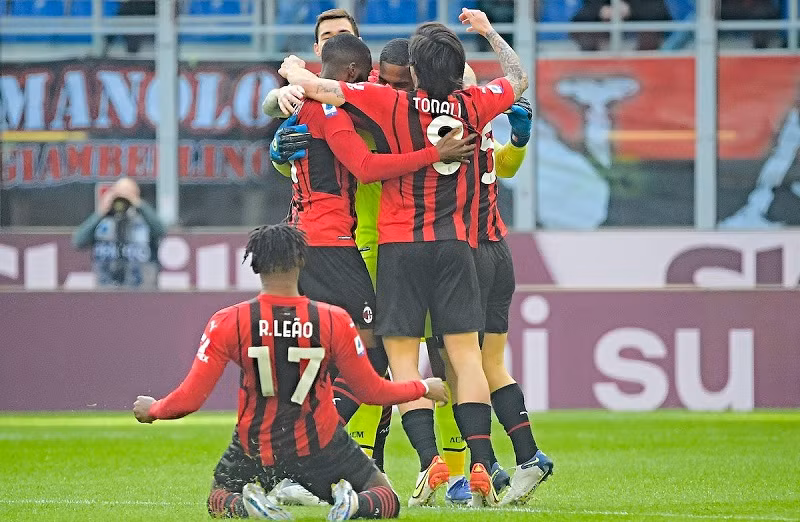 Các cầu thủ AC Milan ăn mừng ngôi đầu bảng sau chiến thắng 1-0 trước Samporia.