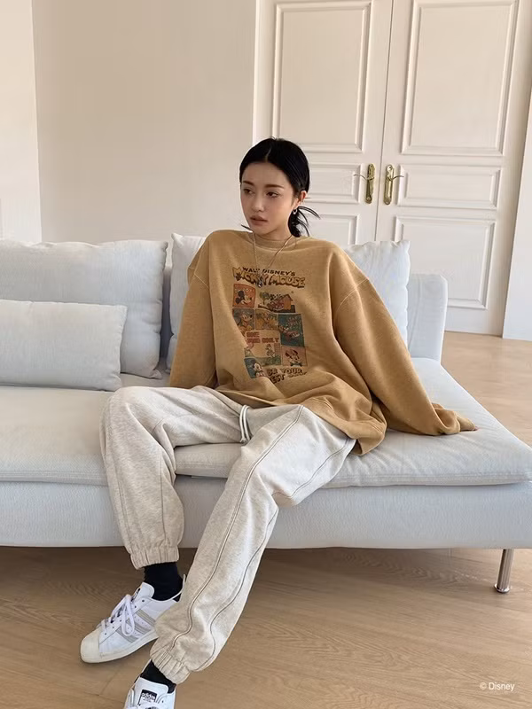 Áo hoodie cũng là item đáng sở hữu vào dịp thu đông. Chiếc áo với tông màu be nền nã sẽ giúp các nàng thêm phần trẻ trung, năng động. Diện áo hoodie màu be và mix cùng quần thể thao là bạn đã có set đồ vừa thoải mái lại vô cùng khỏe khoắn rồi.