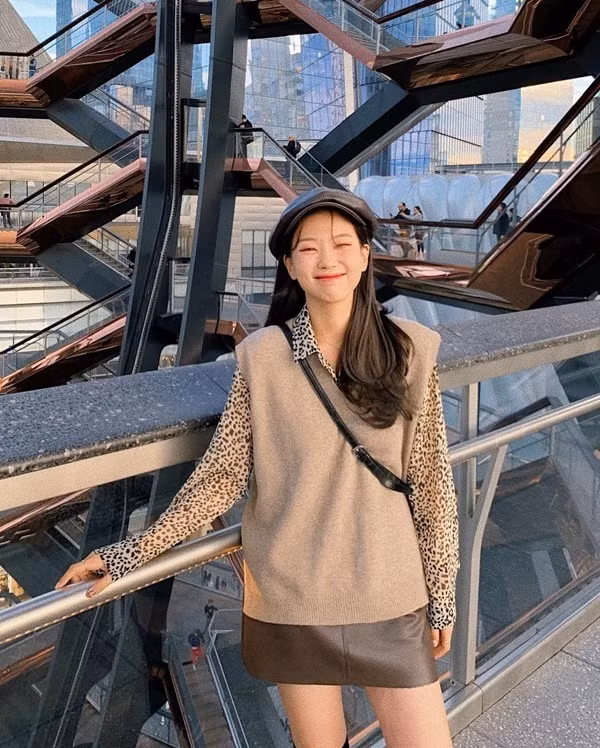 Làm sao có thể thiếu đi những chiếc áo gile len. Item này có khả năng giúp set đồ sang xịn và thời thượng hơn ngay tức thì. Để mix đồ xịn đẹp với kiểu áo này, bạn có thể layer với sơ mi họa tiết và chân váy nâu, sau đó kết hợp cùng chiếc mũ baker boy là đã có tổng thể nịnh mắt, hay ho.