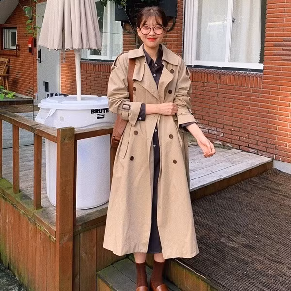 Trời trở lạnh là thời gian lý tưởng để bạn sắm cho mình những mẫu áo trench coat kinh điển. Và tất nhiên, hãy ưu ái những item màu be nhé bởi khi diện trench coat với tông màu này, trông bạn sẽ trẻ trung thời thượng hơn khi lên đồ.