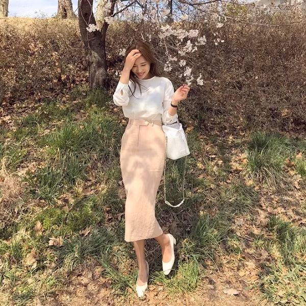 Trắng được coi là ""nửa kia" hoàn hảo nhất của gam màu be. Diện lên mình bộ đôi màu sắc này, vẻ ngoài của bạn ngay lập tức sẽ trở nên nữ tính, trang nhã, điển hình với công thức áo blouse trắng mix cùng chân váy màu be này. Đặc biệt khi nhấn nhá cho set đồ phụ kiện mang gam màu trung tính thì tổng thể trang phục của bạn sẽ trông thanh lịch và sang chảnh hết sức.