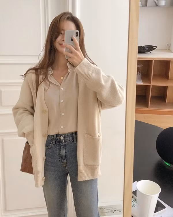 Những quý cô công sở thì nên áp dụng ngay công thức phối áo sơ mi với cardigan màu be và quần jeans cổ điển. Cây đồ ấm áp này chẳng những giúp bạn trông nữ tính, thanh lịch mà còn rất dễ diện.