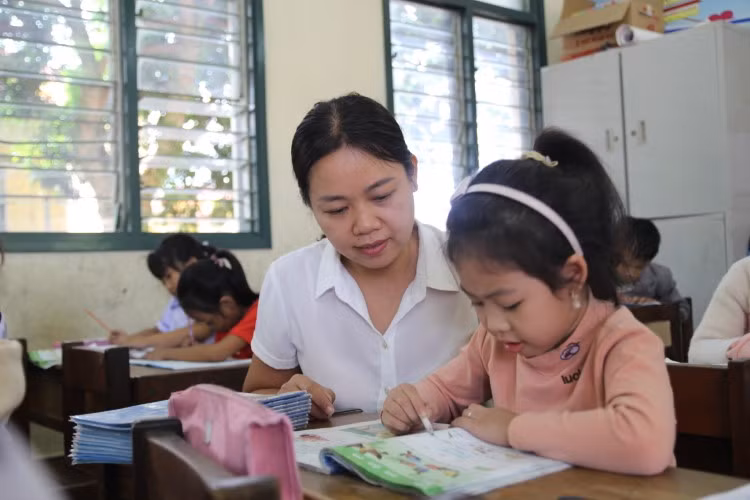 Cô trò hào hứng với SGK lớp 1 mới. 