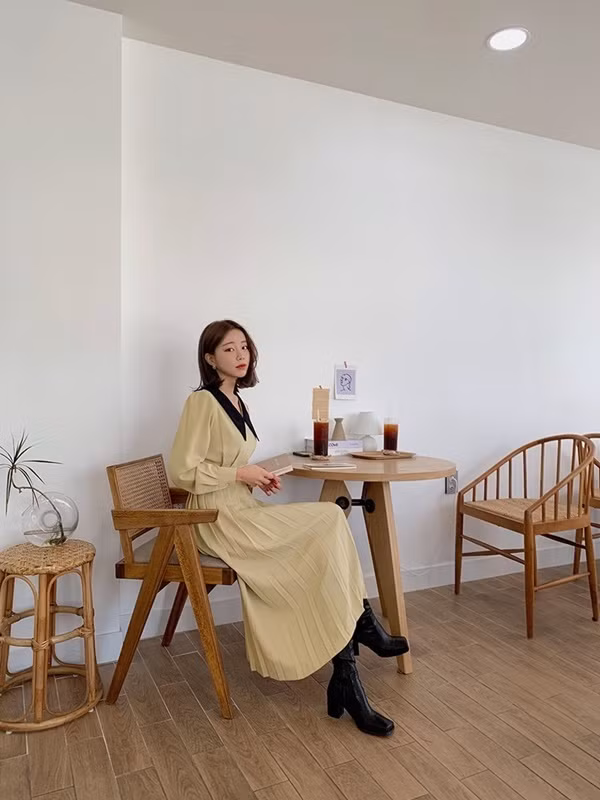 Để chinh phục màu be đơn giản và nhanh gọn nhất, hãy chọn cho mình một chiếc váy dài dịu dàng. Muốn vẻ ngoài thêm sang chảnh, cá tính, có thể mix thêm một đôi boots da.