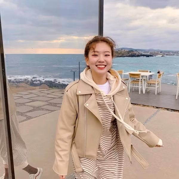 Jacket da nhất định là item hot hit của mùa thu đông nhưng thay vì những mẫu áo tông đen quen thuộc, các nàng có thể đổi gió với kiểu áo vừa hiện đại, vừa nữ tính mang tông màu be.