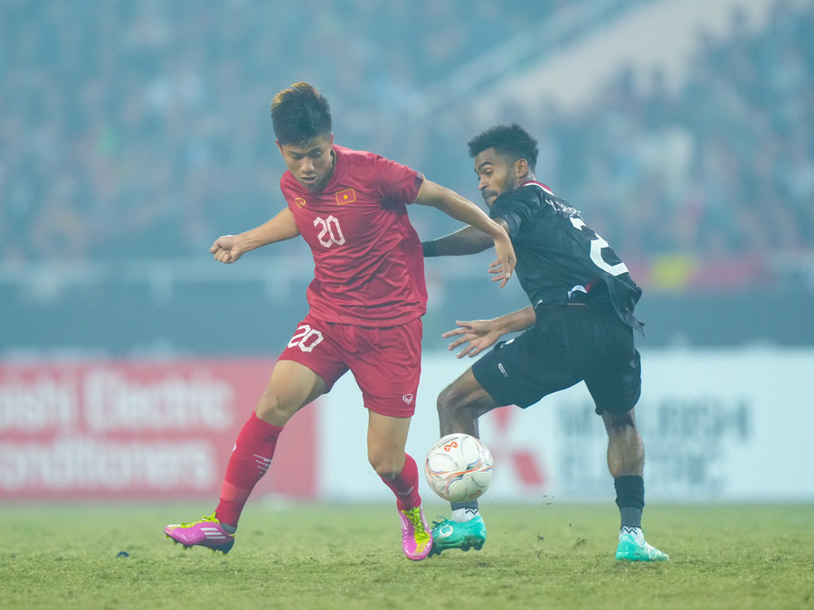Việt Nam (áo đỏ) thắng Indonesia 2-0 trong trận bán kết lượt về AFF Cup 2022. Ảnh: INT.