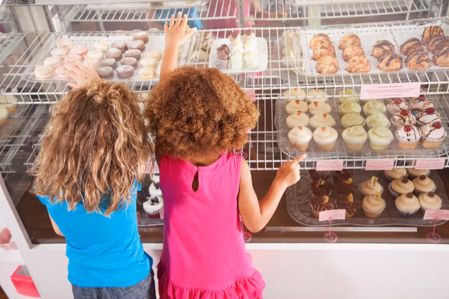 Để trẻ đi siêu thị cũng là một cách dạy con về chi tiêu. Ảnh minh họa: ITN.