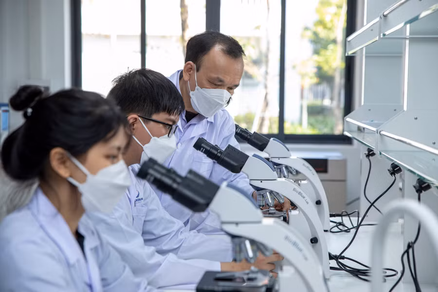 Sinh viên Trường Đại học Phenikaa trong phòng thí nghiệm. Ảnh: INT