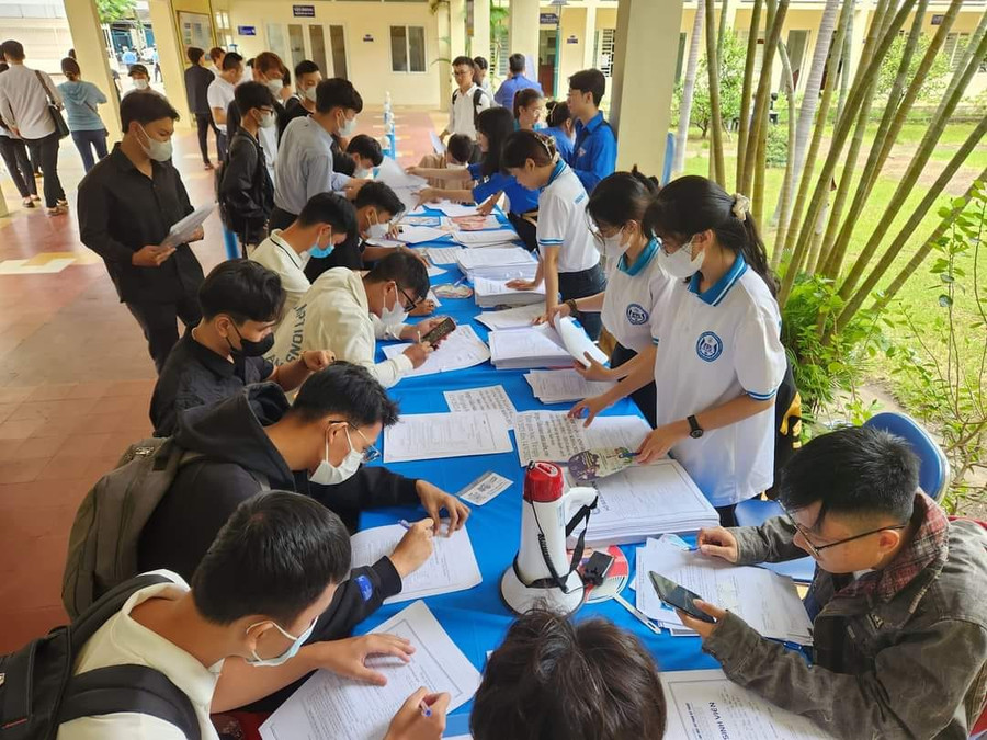 Tân sinh viên Trường ĐH Sư phạm Kỹ thuật, ĐH Đà Nẵng hoàn chỉnh hồ sơ nhập học trực tiếp.