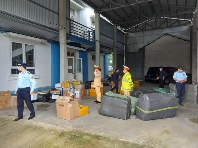 Số lượng lớn hàng lậu được phát hiện trên xe khách.