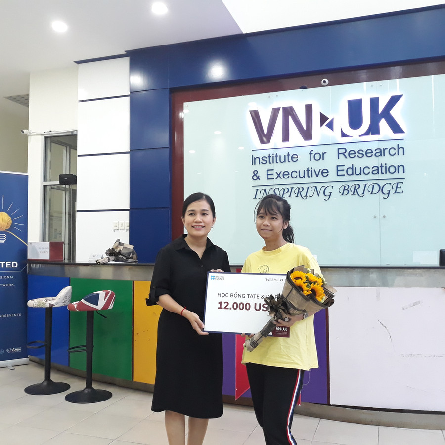 Niềm vui của Hoàng Thị Mỹ Linh khi vượt qua những hủ tục của bản làng để bước chân vào cổng trường đại học