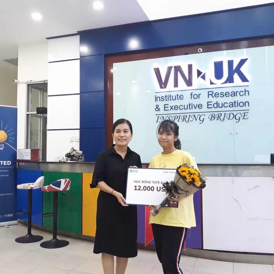 Niềm vui của Hoàng Thị Mỹ Linh khi vượt qua những hủ tục của bản làng để bước chân vào cổng trường đại học