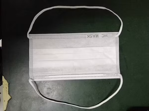Chờ mãi mới mua được hộp khẩu trang, nhưng khi bóc hộp ra chàng trai hoang mang không biết dùng thế nào