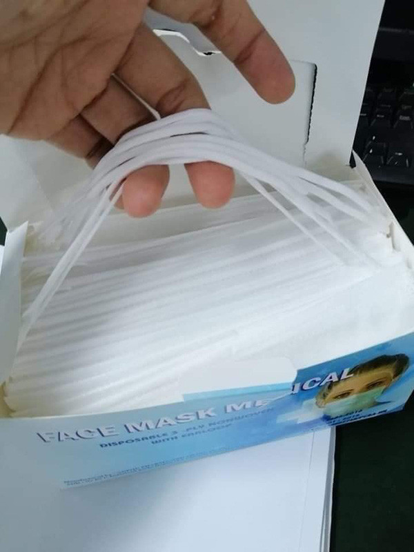 Chàng trai chờ mãi mới mua được hộp khẩu trang, nhưng khi bóc hộp ra thì thật hoang mang vì... chẳng biết đeo kiểu gì bây giờ! - Ảnh 2. Chàng trai chờ mãi mới mua được hộp khẩu trang, nhưng khi bóc hộp ra thì thật hoang mang vì... chẳng biết đeo kiểu gì bây giờ! - Ảnh 2.