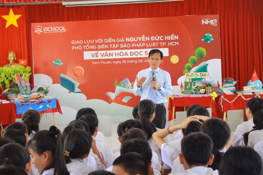 Giao lưu với nhà báo Nguyễn Đức Hiển về Văn hóa đọc sách tại Lễ khai giảng iSchool Ninh Thuận