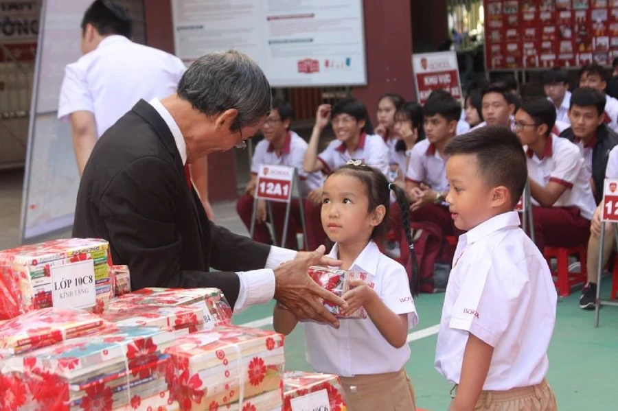 Học sinh các lớp tặng và chia sẻ sách trong Lễ khai giảng của iSchool Nha Trang