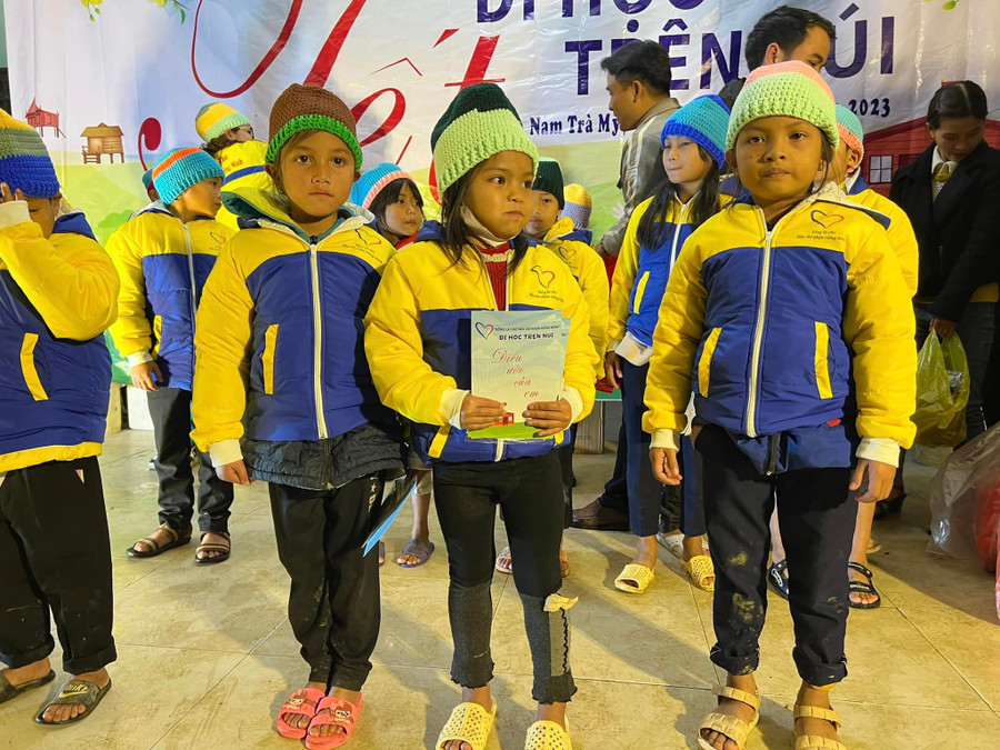 Các em học sinh tham gia dự án Đi học trên núi giao lưu với các Mạnh thường quân trong Gala Đi học trên núi, tổ chức trước Tết Nguyên đán 2023. Các em học sinh tham gia dự án Đi học trên núi giao lưu với các Mạnh thường quân trong Gala Đi học trên núi, tổ chức trước Tết Nguyên đán 2023.