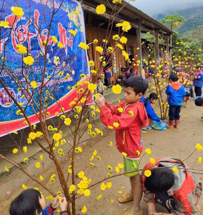Học sinh một điểm trường lẻ của Trường Phổ thông dân tộc bán trú Tiểu học Trà Tập (Nam Trà My, Quảng Nam) tham gia chuẩn bị cho chương trình Mang tết lên núi.