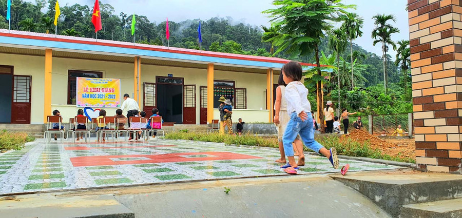 Điểm trường Tắk Rối được CLB Bạn thương nhau vận động kinh phí xây dựng kiên cố lần thứ 2 sau trận lũ quét năm 2020. Điểm trường Tắk Rối được CLB Bạn thương nhau vận động kinh phí xây dựng kiên cố lần thứ 2 sau trận lũ quét năm 2020.