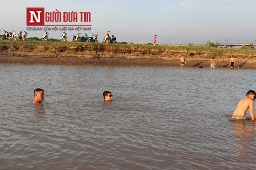Người Hà Nội lại đổ xô “tắm tiên” ở bãi mới giữa sông Hồng