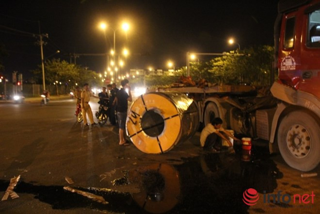 Tại hiện trường 1 cuộn thép rơi ngay tại giao lộ, 2 cuộn chạy cách hiện trường gần 20m, dầu nhớt xe chảy khắp mặt đường