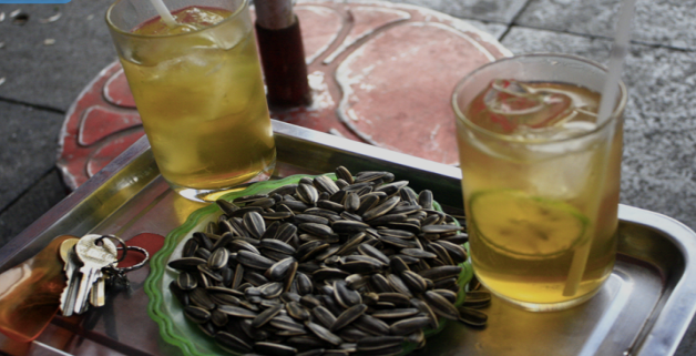 250 nghìn đồng 1 đĩa hướng dương, 50 nghìn 1 cốc trà chanh trên cầu Long Biên - Ảnh 1