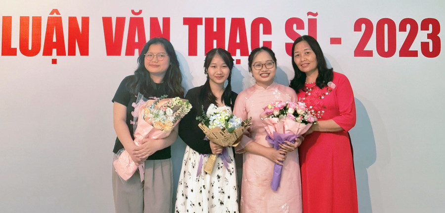 Bà Đào Thị Phương và 3 con gái của mình. Ảnh: Gia đình cung cấp