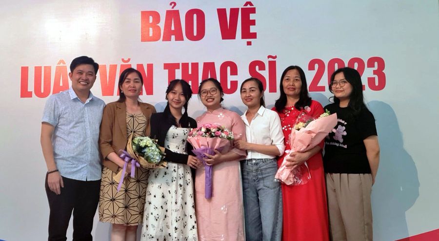 Phạm Thu Thủy (giữa) và người thân trong buổi Bảo vệ luận án Thạc sĩ. Ảnh: Gia đình cung cấp