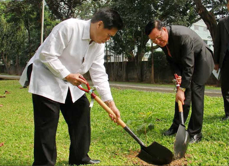 Bộ trưởng Phạm Vũ Luận và TS Ramon C. Bacani trồng cây lưu niệm tại Trung tâm SEAMEO INNOTECH Bộ trưởng Phạm Vũ Luận và TS Ramon C. Bacani trồng cây lưu niệm tại Trung tâm SEAMEO INNOTECH