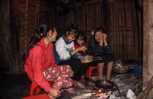 Những đôi tay nhỏ nhắn nhưng vô cùng khéo léo trong việc nấu cơm.