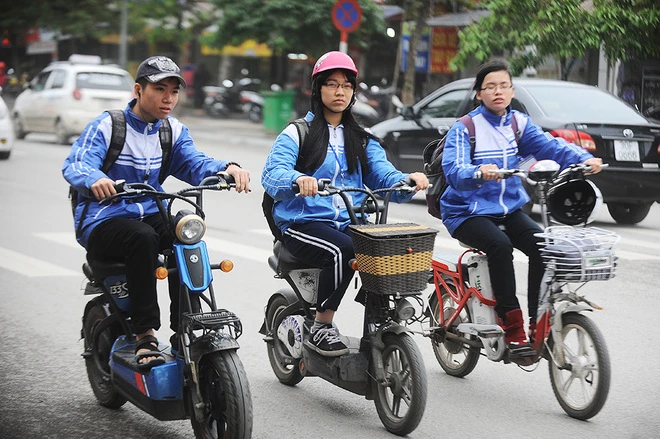 Nghiêm cấm HSSV đi xe máy điện chưa đăng ký