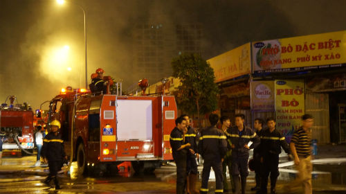 Khoảng 3 giờ 20, công tác cứu hỏa hoàn thành, lực lượng chữa cháy rút khỏi hiện trường