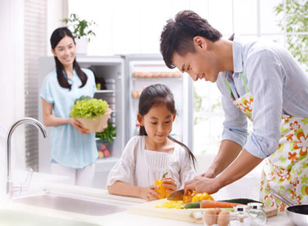 Bạn hãy dành cho người phụ nữ yêu thương những bất ngờ và hạnh phúc bằng việc tự tay vào bếp nấu ăn. Mô tả ảnh.